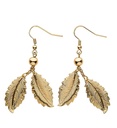 Paire de "BOUCLES D'OREILLES FEUILLES DOREES"