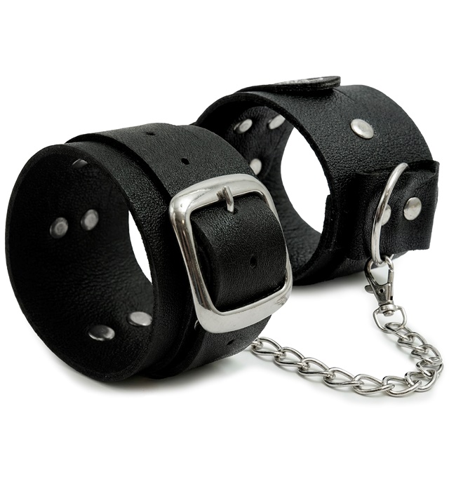 [7119X] "MENOTTES AU POIGNET CLOUTE" cuir et chaines