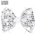 "NOEUD PAPILLON ARGENTE A PAILLETTES AVEC 4 LED CLIGNOTANTS" ajustable