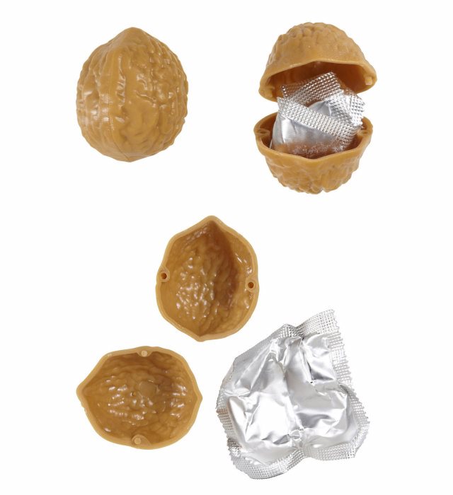 [9578C] "NOIX AVEC PRESERVATIF"