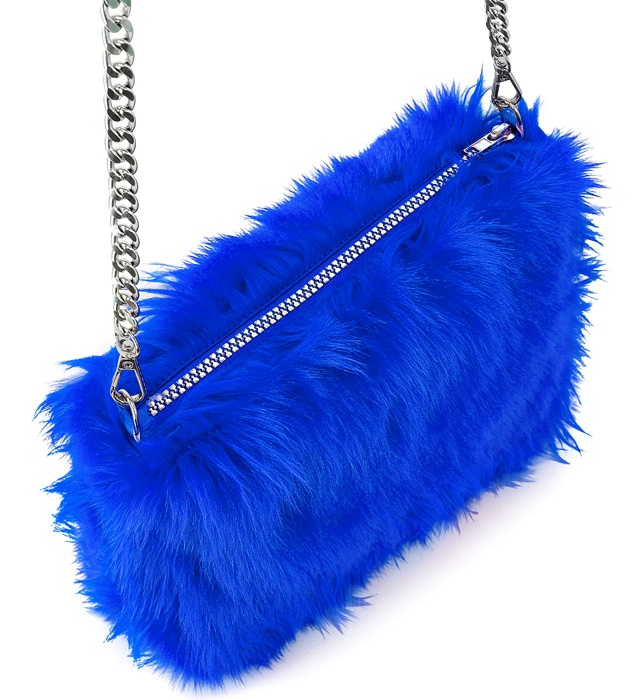 "SAC EN PELUCHE LONG BLEU"
