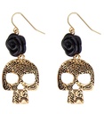 "PAIRE DE BOUCLES D'OREILLES ROSE NOIRE SUR CRANE DORé"