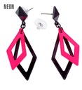 Paire de "BOUCLES D'OREILLES LOSANGE NOIR ET ROSE NEON"