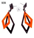 Paire de "BOUCLES D'OREILLES LOSANGE NOIR ET ORANGE NEON"