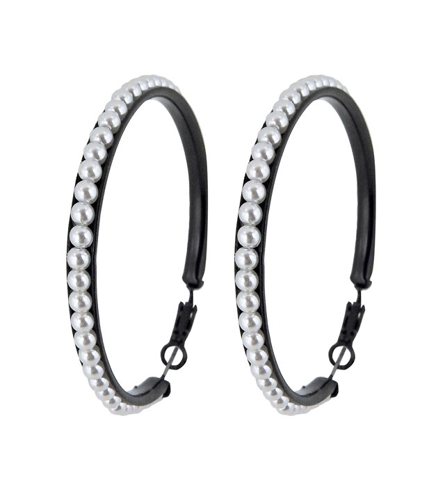 [03571] Paire de "BOUCLES D'OREILLES NOIRES INCRUSTéES DE PERLES BLANCHES"