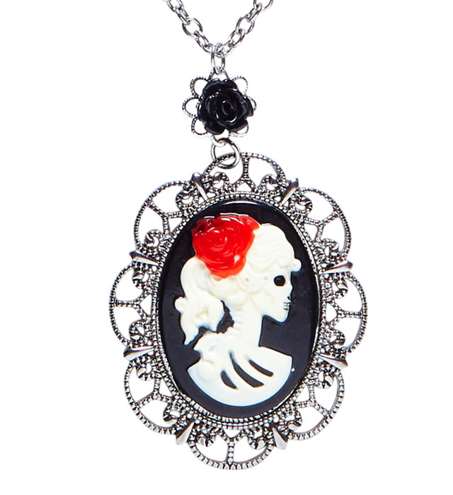 [03587] "COLLIER AVEC ROSE NOIRE ET CAMéE CRANE"