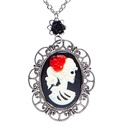 "COLLIER AVEC ROSE NOIRE ET CAMéE CRANE"
