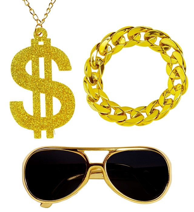 "MAC" (lunettes de soleil or, collier dollar or scintillant, bracelet or)
