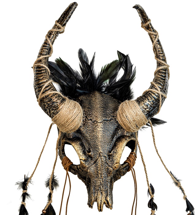 [08481] "MASQUE CHAMAN CRÂNE DE TAUREAU AVEC PLUMES"