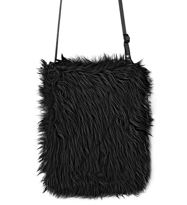"SAC A MAIN EN PELUCHE NOIR"